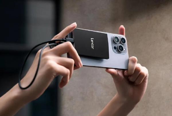 Lexar SL500 Portable SSD 1TB, with magnetic assembly for attaching to smartphones or camera with MagSafe. 5 year Wty, Black LSL500M001T-RNBNG